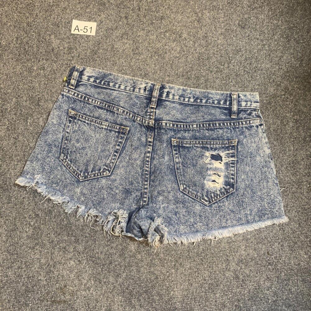 Forever 21 Silver Studded Distressed Women's Blue Denim Shorts size 31 - Picture 4 of 4